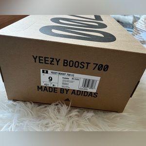 Empty Yeezy 700 v2 shoebox